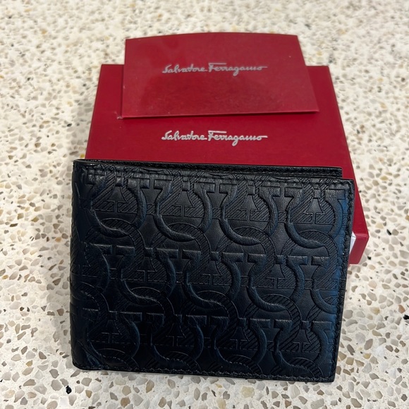 Salvatore Ferragamo Gancini Mens Wallet… brand new (mint condition unused)